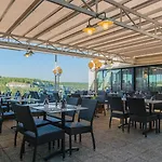 Logis - Le Belvedere - 2 Etoiles Et Restaurant ホテル ロカマドゥール
